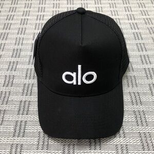BEST NWT | ALO Yoga casual District Trucker Hat
